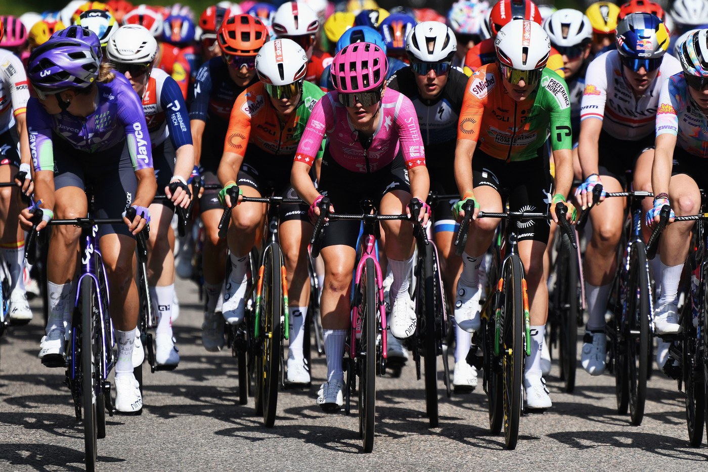 Pelotón femenil en plena etapa del Tour de France Femmes